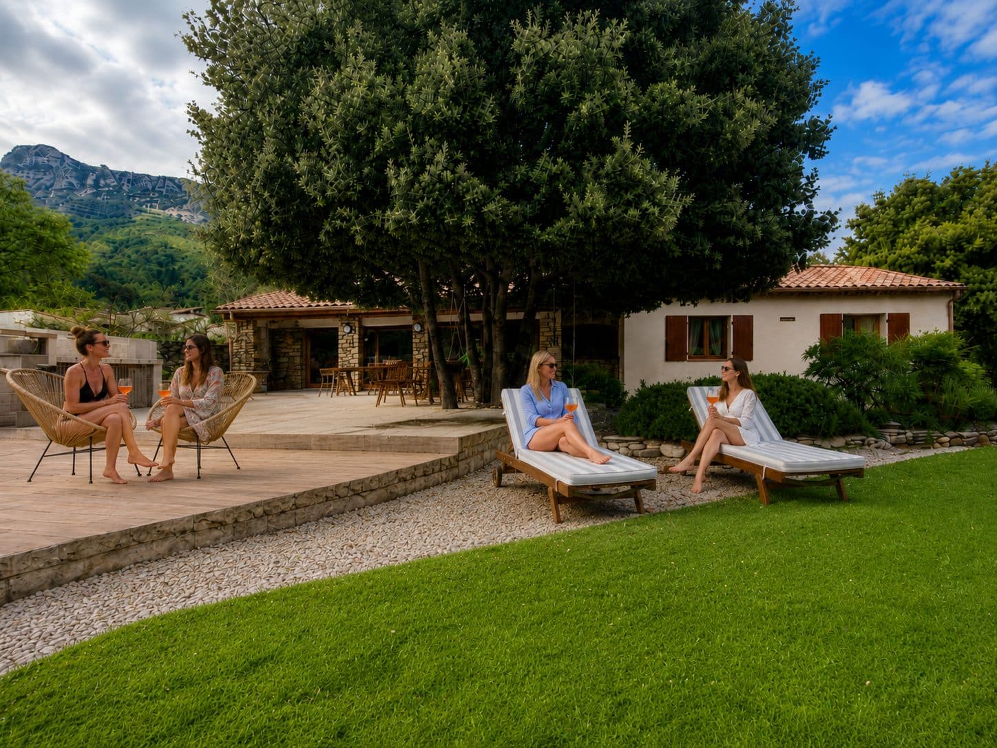 Salons extérieurs dans le jardin, moment convivial entre amies