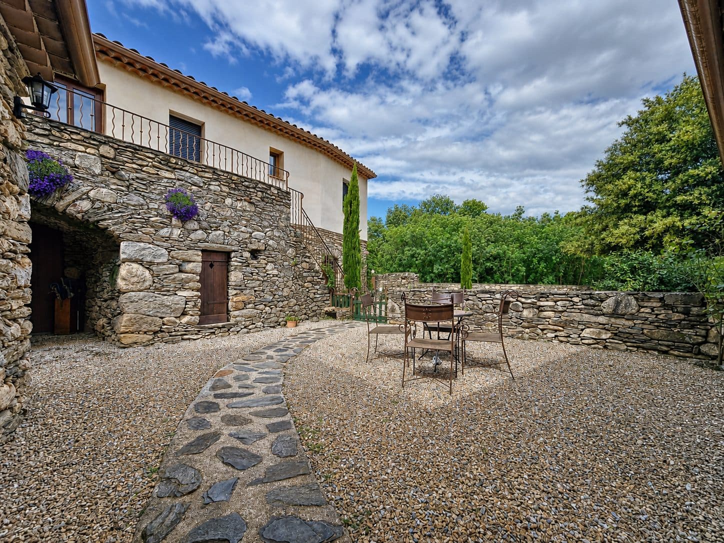 Cour en galets et murs de pierre sèche du Mas